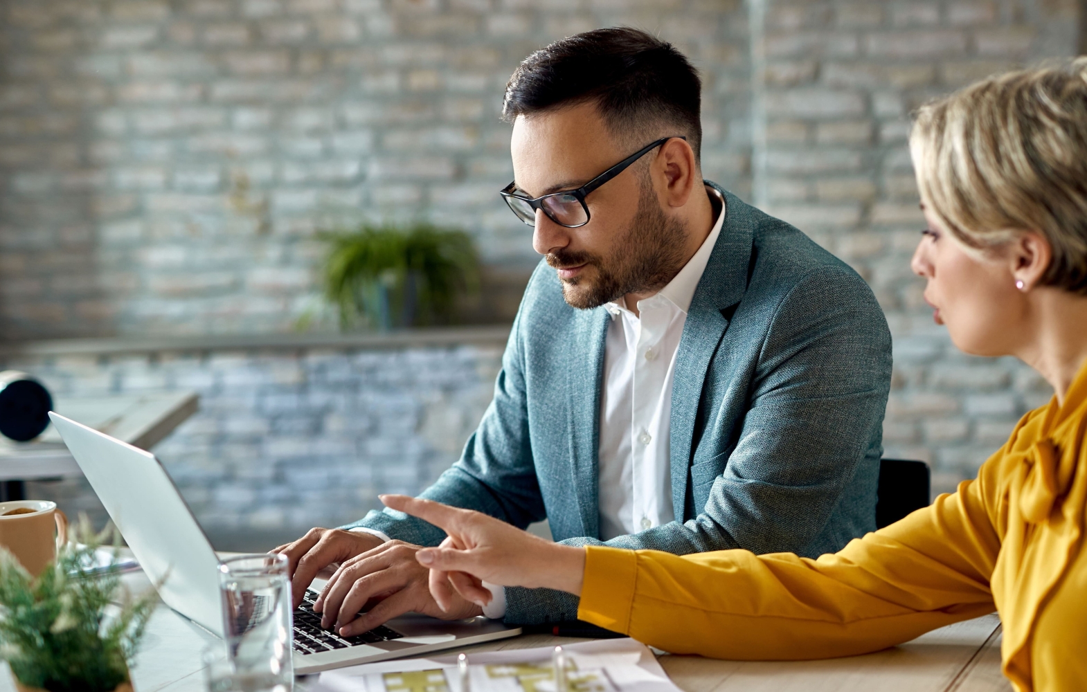 homme derrière un ordinateur sur son bureau